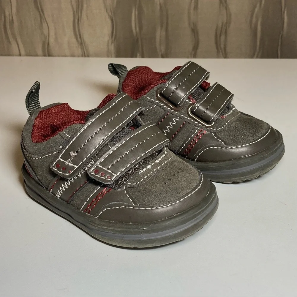 🌺 Genuine Kids OshKosh Infant Baby Size 2 Sneakers Two Strap